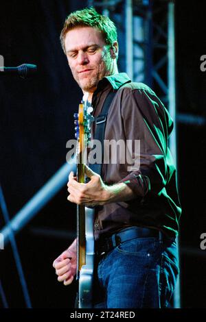 BRYAN ADAMS, CARDIFF, 2002: Bryan Adams spielte am 21. Juli 2002 ein Open-Air-Konzert im Cooper's Field in Cardiff, Wales. Der kanadische Rocker tourte mit seinem Album Spirit: Hallion of the Cimarron. Foto: Rob Watkins Stockfoto