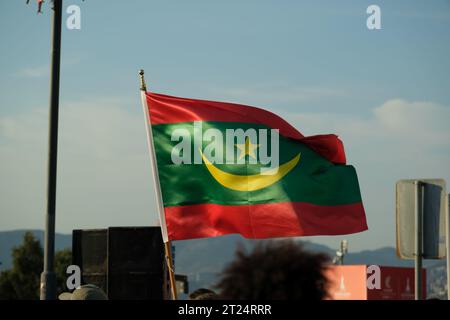 Mauretanische Flagge auf blauem Himmel. Stockfoto