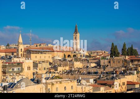 Blick auf das christliche Viertel mit dem Kloster des Heiligen Erlösers in der Altstadt von Jerusalem Stockfoto