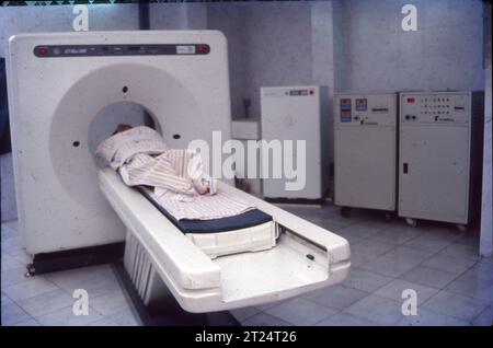 Eine Computertomographie ist ein medizinisches Bildgebungsverfahren, mit dem detaillierte interne Bilder des Körpers erstellt werden. Das Personal, das CT-Scans durchführt, wird als MTRA oder Radiologietechniker bezeichnet. Stockfoto