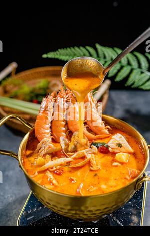 Scharfe und saure Garnelensuppe (Tom Yum Suppe), thailändische Gerichte Stockfoto