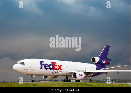 FedEx Express Jet (McDonnell Douglas MD-10) auf der Landebahn am Memphis International Airport in Memphis, Tennessee. (USA) Stockfoto