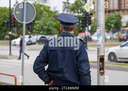 Pristina, Kosovo - 22. Mai 2019: Polizist patrouilliert auf der Straße. Stockfoto