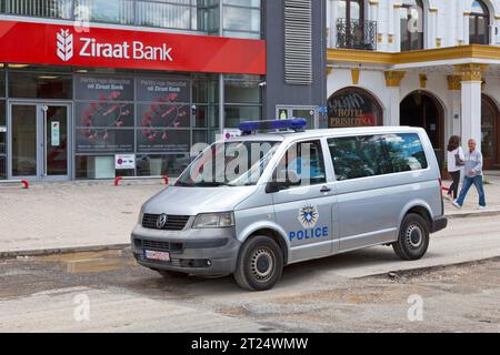 Pristina, Kosovo - 22. Mai 2019: Polizeiwagen patrouilliert auf der Straße. Stockfoto