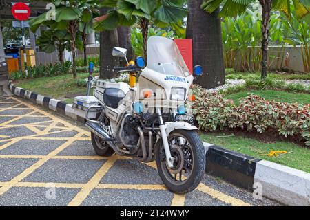 Kuala Lumpur, Malaysia - 12. September 2018: Polizeimotorrad parkt vor dem KL Tower. Stockfoto