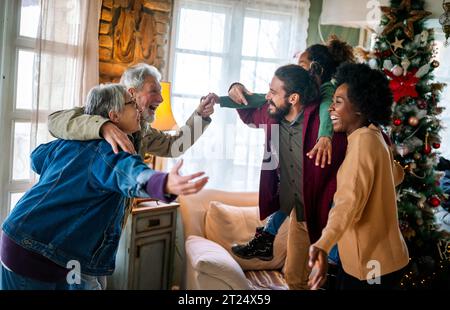 Eine multiethnische Familie, die die Weihnachtszeit zusammen genießt. Die Leute lieben das Konzept. Stockfoto