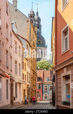 Enge Straße in der Altstadt von Riga, Lettland, mit der Rigaer Kathedrale im Hintergrund Stockfoto