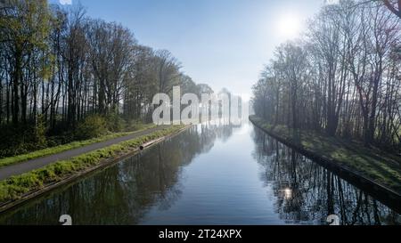 Ein atemberaubendes Luftpanorama, das von einer Drohne an einem sonnigen Wintertag aufgenommen wurde und die malerische Schönheit der Erde mit dem ruhigen Fluss, der sich durch die Landschaft schlängelt, zeigt. Luftpanorama: Sonniger Winter River. Hochwertige Fotos Stockfoto