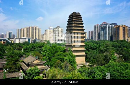 (231017) -- PEKING, 17. Okt. 2023 (Xinhua) -- dieses Luftbild vom 8. Mai 2023 zeigt einen Blick auf die kleine Wildganspagode in Xi'an, nordwestchinesischer Provinz Shaanxi. Vor etwa 2.000 Jahren begann in der westlichen Han-Dynastie (202 v. Chr. - 25 n. Chr.) ein chinesischer Gesandter namens Zhang Qian seine Expedition in die westlichen Regionen und eröffnete eine Handelsroute, die später zur Seidenstraße wurde. 2014 wurde ein gemeinsamer Antrag Chinas, Kasachstans, Kasachstans, und Kirgisistan führte zur Anerkennung der „Seidenstraßen: das Routennetz des Chang'an-Tianshan Korridors“ als UNESCO-Weltkulturerbe. Über Tausende von Kilometern Stockfoto