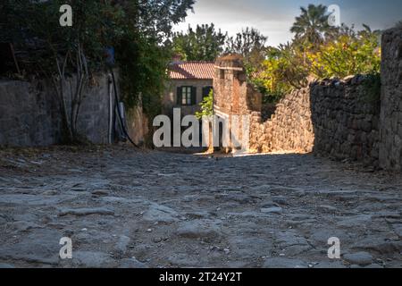 Adatepe, ein Dorf von Kücükkuyu, Ayvacık, Canakkale, am Ufer der Ägäis, an den Hängen des Kaz-Gebirges, im Golf von Edremit. Stockfoto