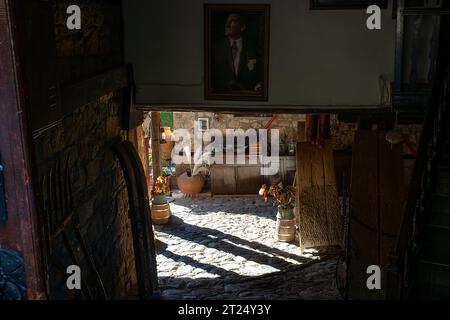 Adatepe, ein Dorf von Kücükkuyu, Ayvacık, Canakkale, am Ufer der Ägäis, an den Hängen des Kaz-Gebirges, im Golf von Edremit. Stockfoto