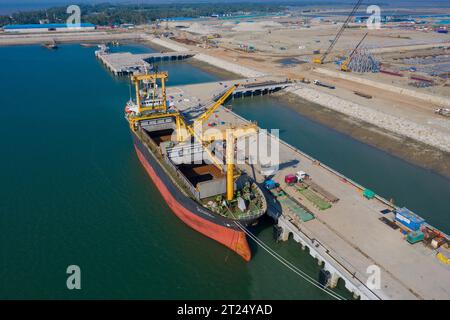 Ein fremdes Schiff vor Anker am Anlegesteg des Kraftwerks Matarbari. Es handelt sich um ein 1.200 Megawatt (2x600) Kohlekraftwerk, das in Maheshk gebaut wird Stockfoto