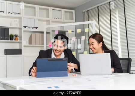 Asiatischer Geschäftsmann und Geschäftsfrau arbeiten zusammen im Büro-Besprechungsraum und Brainstorming in einer formellen Firmenkleidung. Geschäftliche Zufriedenheit am Arbeitsplatz. Stockfoto