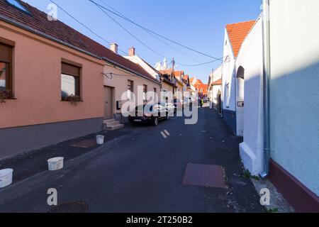 Hegy utca im Poncichter-Viertel mit alten Häusern, Sopron, Ungarn Stockfoto