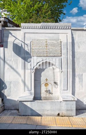 Genc Mehmet Pasa Cesmesi, ein öffentlicher Trinkbrunnen aus dem 16. Jahrhundert im Stadtteil Uskudar in Istanbul, Türkei. Der Brunnen ist aus Marmor und mit komplizierten Schnitzereien versehen Stockfoto