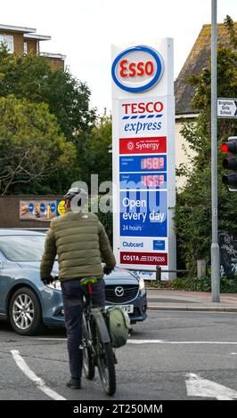 Brighton UK 17 Oktober 2023 - der Treibstoffpreis an einer Esso - Tankstelle in Brighton da die Kosten für Diesel in letzter Zeit gestiegen sind aufgrund der weltweiten Ölproduktion und der Unruhen im Nahen Osten und der damit verbundenen Lebenskrise in Großbritannien : Credit Simon Dack / Alamy Live News Stockfoto