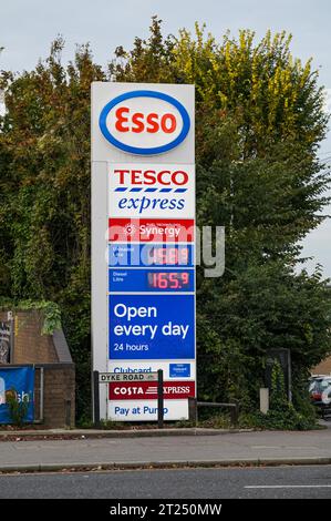 Brighton UK 17 Oktober 2023 - der Treibstoffpreis an einer Esso - Tankstelle in Brighton da die Kosten für Diesel in letzter Zeit gestiegen sind aufgrund der weltweiten Ölproduktion und der Unruhen im Nahen Osten und der damit verbundenen Lebenskrise in Großbritannien : Credit Simon Dack / Alamy Live News Stockfoto