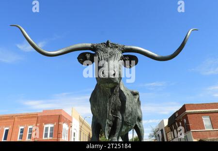 Eine Bronzeskulptur des texas Longhorn Steer el capitan an einem sonnigen Tag im Zentrum von Dodge City, kansas Stockfoto