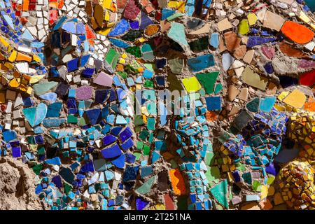 Abstrakter Hintergrund mehrfarbiger Fragmente keramischer Fliesen. Stockfoto