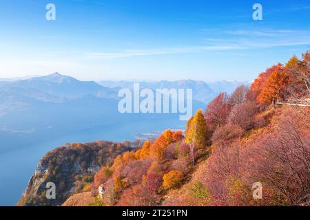 Malerischer Blick auf den Comer See vom Belvedere des Parco Valentino am sonnigen Herbsttag, Piani dei Resinelli, Lecco, Provinz Lecco, Lombardei, Italien Stockfoto