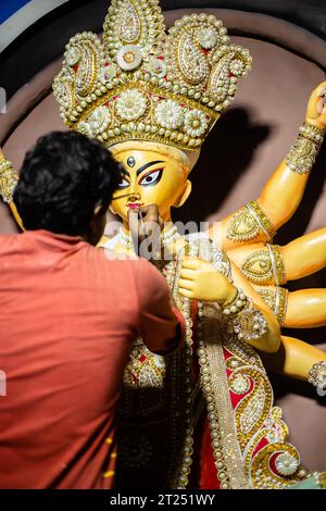 Birbhum, Westbengalen, Indien - 14. Oktober 2023: Ein Künstler malt die Augen des Idol Durga vor dem Puja-Festival Stockfoto