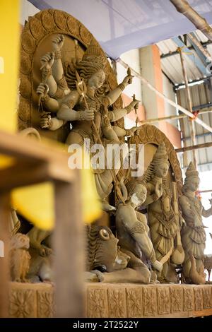 Ein unvollendetes Tonidol der Göttin durga während des durga Puja Festivals in Westbengalen, Indien Stockfoto
