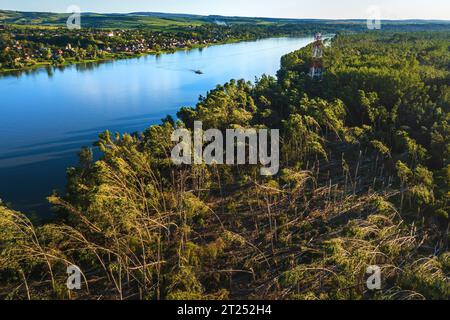 Umweltschäden durch Drohnen-pov, Luftaufnahme der Laubwaldlandschaft, die nach einem schweren Sommersuperzellensturm mit starkem Wind verwüstet wurde Stockfoto