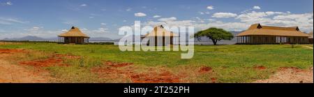 Ein Panoramablick auf Hütten am See am Lake Jipe im Tsavo West National Park, Kenia Stockfoto