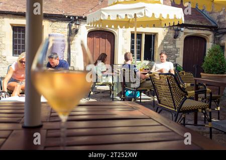 Menschen, die den Sommertag genießen, Pub Garden, Malmesbury, Wiltshire, Großbritannien Stockfoto