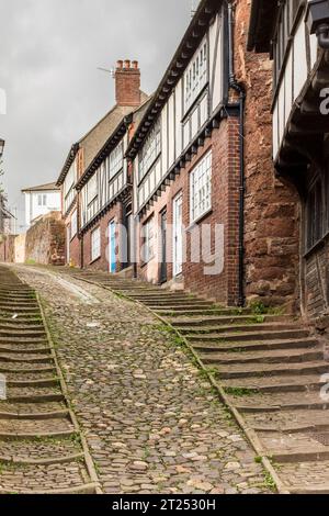 Enge Kopfsteinpflasterstraße in der Altstadt von Exeter, Devon, Großbritannien Stockfoto