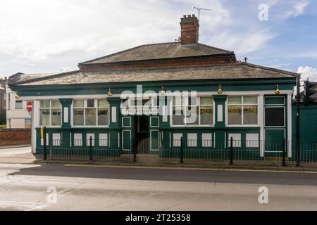 Das Fenman Public House gegenüber dem Bahnhof in King's Lynn ist nach einem 1949 erstmals verkehrenden Zug zwischen der Stadt und London benannt. Stockfoto