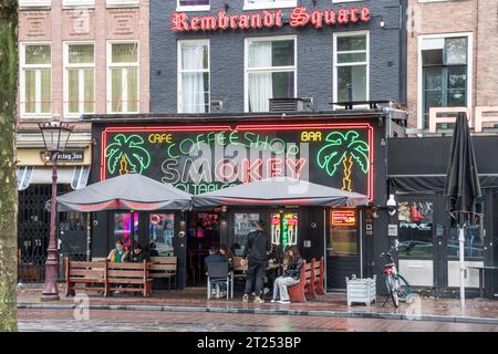 Smokey Coffeeshop in Rembrandtsplein, Amsterdam. Stockfoto