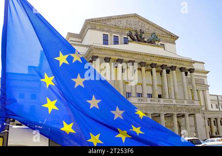 Archivfoto 24052014, Warschau: Europa-Fahne einen Tag vor der Europa-Wahl 2014 vor dem Großen Theater auf dem Theaterplatz. Europa-Fan mit Fahne am Auto. Aktuell hat Polen jetzt am 15.10.2023 gewaehlt. *** Archivfoto 24052014, Warschau Europa Flagge einen Tag vor der Europawahl 2014 vor dem Großen Theater am Theaterplatz Europa-Fan mit Flagge auf dem Auto derzeit hat Polen über 15 10 2023 abgestimmt Stockfoto