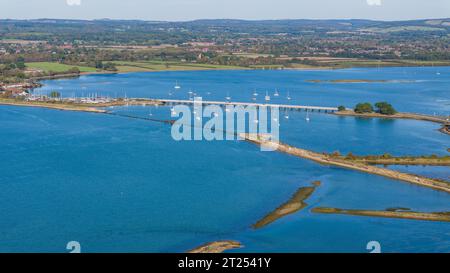 Aus der Vogelperspektive auf die Hayling Island Road Bridge und die Überreste der Hayling Billy Bridge. Die renovierten Oyster Betten im Vordergrund. Stockfoto