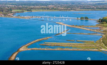 Aus der Vogelperspektive auf die Hayling Island Road Bridge und die Überreste der Hayling Billy Bridge. Die renovierten Oyster Betten im Vordergrund. Stockfoto