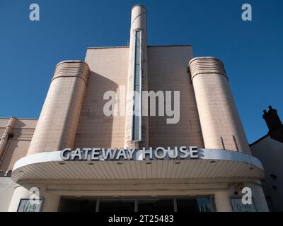 Art déco-Gebäude Gateway House Woolwich, Gateway House, war ein ehemaliges Odeon-Kino und ist heute eine pfingstkirche in der John Wilson Street, Woolwich, London. Architekt war George Coles und der Bau wurde 1937 fertiggestellt. Stockfoto