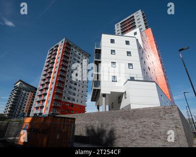 23-stöckige Mast Quay Phase II, luxuriöse Entwicklung von Wohnungen rechts im Bild mit Jigger House im Zentrum und Lower Mast Housee auf der rechten Seite, Woolwich Church Street London, gebaut von Comer Homes, Mast Quay Turmblöcke sind ein Bauprojekt zur Miete, und stehen unter der Drohung, vom Royal Borough of Greenwich abgerissen zu werden Stockfoto