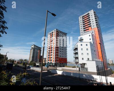 23-stöckige Mast Quay Phase II, luxuriöse Entwicklung von Wohnungen rechts im Bild mit Jigger House im Zentrum und Lower Mast Housee auf der rechten Seite, Woolwich Church Street London, gebaut von Comer Homes, Mast Quay Turmblöcke sind ein Bauprojekt zur Miete, und stehen unter der Drohung, vom Royal Borough of Greenwich abgerissen zu werden Stockfoto