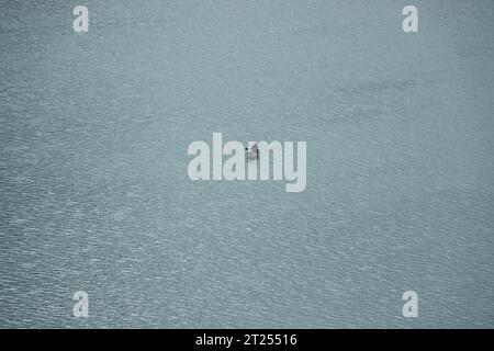 Ein Fischer auf einer Angelbaot am Lake Chala an der Grenze zu Kenia Tansania Stockfoto