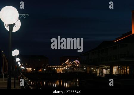 Lichtreflexionen im Princes Dock at Night, Hull, East Yorkshire, Stockfoto