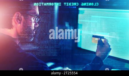 Hacker, Kreditkarten und Overlay mit Mann und Computer für Betrug, Cybersicherheit und Passwortdiebstahl. Phishing, Technologie und Nacht mit Personen und Stockfoto