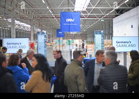 Das saarländische Wirtschaftsministerium und die gwSaar Gesellschaft für Wirtschaftsförderung Saar mbH stellen am Montag 16.10.2023 bei einem gemeinsamen Kick-Off bei der Firma DSV Road GmbH im Industrie- und Gewerbegebiet am Zunderbaum in Kirkel das saarlandweite Brownfield-Kataster vor. *** Das saarländische Wirtschaftsministerium und die gwSaar Gesellschaft für Wirtschaftsförderung Saar mbH präsentieren am Montag, den 16. 10. 2023, bei einem gemeinsamen Kick-off bei der DSV Road GmbH im Industrie- und Gewerbegebiet am Zunderbaum in Kirkel das saarländische Brownfield Cadastre. Bub Stockfoto