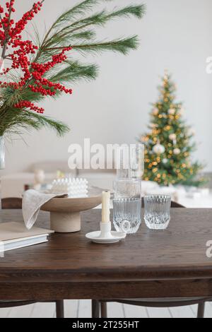 Stilvolles, offen geschnittenes Wohn- und Esszimmer mit Weihnachtsbaum, Ornamenten und Dekorationen Stockfoto