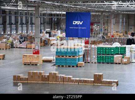 Das saarländische Wirtschaftsministerium und die gwSaar Gesellschaft für Wirtschaftsförderung Saar mbH stellen am Montag 16.10.2023 bei einem gemeinsamen Kick-Off bei der Firma DSV Road GmbH im Industrie- und Gewerbegebiet am Zunderbaum in Kirkel das saarlandweite Brownfield-Kataster vor. *** Das saarländische Wirtschaftsministerium und die gwSaar Gesellschaft für Wirtschaftsförderung Saar mbH präsentieren am Montag, den 16. 10. 2023, bei einem gemeinsamen Kick-off bei der DSV Road GmbH im Industrie- und Gewerbegebiet am Zunderbaum in Kirkel das saarländische Brownfield Cadastre. Bub Stockfoto