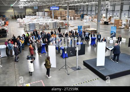 Das saarländische Wirtschaftsministerium und die gwSaar Gesellschaft für Wirtschaftsförderung Saar mbH stellen am Montag 16.10.2023 bei einem gemeinsamen Kick-Off bei der Firma DSV Road GmbH im Industrie- und Gewerbegebiet am Zunderbaum in Kirkel das saarlandweite Brownfield-Kataster vor. *** Das saarländische Wirtschaftsministerium und die gwSaar Gesellschaft für Wirtschaftsförderung Saar mbH präsentieren am Montag, den 16. 10. 2023, bei einem gemeinsamen Kick-off bei der DSV Road GmbH im Industrie- und Gewerbegebiet am Zunderbaum in Kirkel das saarländische Brownfield Cadastre. Bub Stockfoto