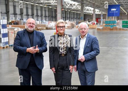 Das saarländische Wirtschaftsministerium und die gwSaar Gesellschaft für Wirtschaftsförderung Saar mbH stellen am Montag 16.10.2023 bei einem gemeinsamen Kick-Off bei der Firma DSV Road GmbH im Industrie- und Gewerbegebiet am Zunderbaum in Kirkel das saarlandweite Brownfield-Kataster vor. Im Bild v.l.: Thomas Schuck, Geschäftsführer der gwSaar, Hanne Jensen, Vertriebsleiterin von DSV Road in Deutschland und Mitglied der Geschäftsleitung und Wirtschaftsminister Jürgen Barke. *** Das saarländische Wirtschaftsministerium und die gwSaar Gesellschaft für Wirtschaftsförderung Saar mbH stellen die Saar vor Stockfoto