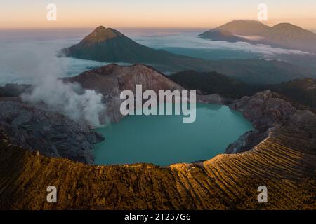 Luftaufnahme des Dampfes, der vom Ijen-Krater zwischen Banyuwangi Regency und Bondowoso Regency in Ost-Java, Indonesien aufsteigt Stockfoto
