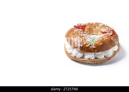 Individueller Epiphany-Kuchen Roscon de reyes isoliert auf weißem Hintergrund Stockfoto