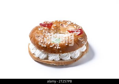 Individueller Epiphany-Kuchen Roscon de reyes isoliert auf weißem Hintergrund Stockfoto