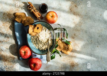 Roher Hafer und Äpfel in der Schüssel Stockfoto